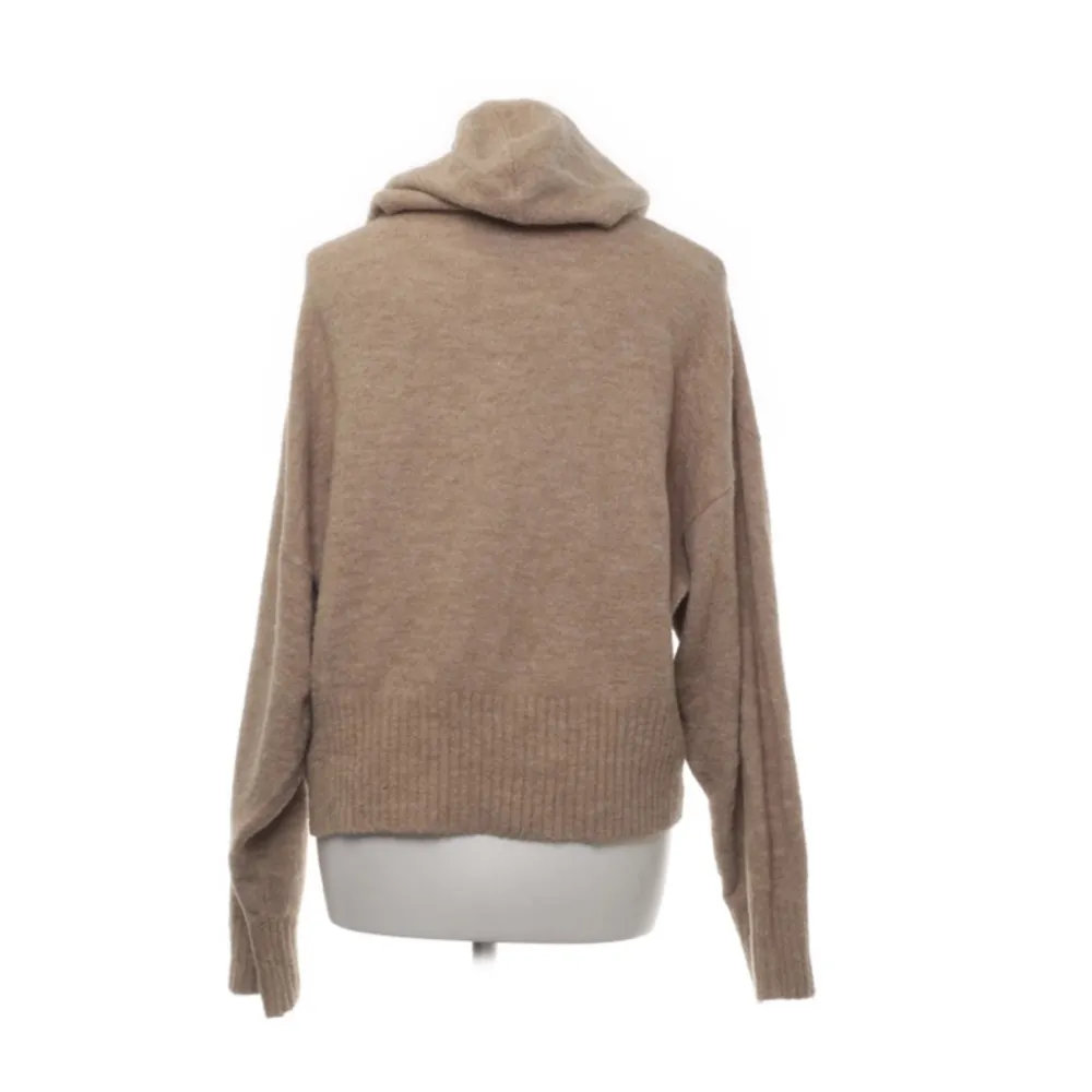Stickad hoodie från H&M i storlek xs men skulle mer säga S.  Endast använd ett fålal gånger, säljer pga att den inte kommer till användning. . Stickat.