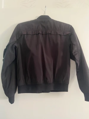Bomberjacka - Använt få gånger när jag köpte den från butik. Sen dess aldrig igen. Vill få ur den min garderob. Passa på för billiga priser:)