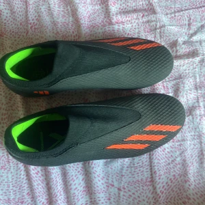 Adidas fotbollsskor  - Har använt skorna i 4 veckor. Ser helt nya ut. Inga snören. Passar perfekt 😁
