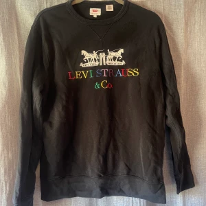 Levi’s tröja - Säljer pojkvännens tröja. Strl S använd men utan defekter. Äkta såklart. Hämtas eller fraktas mot betalning🦋