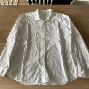 Levis skjorta storlek XXL - Vit100% Bomull. Bra skick - Utan defekter.