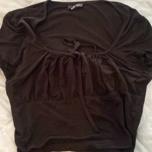 Topp från shein - T-shirt med en knyt detalj på framsidan, köpt på shein, säljer för att den inte kommer till användning längre. 70kr+frakt