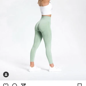 Teveo tights strl xs - Teveo tights i strl xs, inte den ljusgröna färgen som på bilden utan den khaki gröna färgen som är på Swipe bilderna! Snygga konturer på framsida lår & under rumpan. Sitter precis som nvgtn!