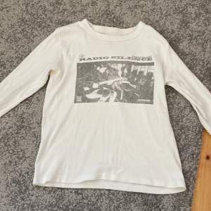 En långärmad vit tröja från Brandy Melville❤️ Jättebra skick och använd få gånger