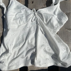  Sommar linné - En vit sommar topp/vit linné. Den har otroligt coola mönster. Det ba kö på💕.