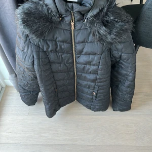 Vinterjacka  - Vinterjacka ifrån Kappahl, strl 170. Säljer för 190kr 