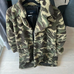 Jacka - Militär jacka ifrån Only! Strl M passar mer XS/ S. Säljer för 250kr