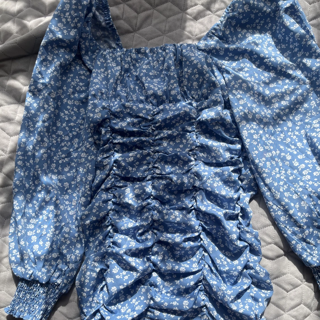 Blå blommig klänning! - 90