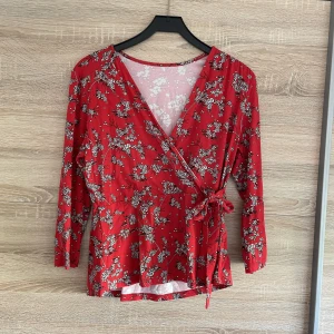 Blus - Mönstrad snygg blus med knut i midjan. 