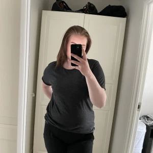 T-shirt - Grå tunn och skön T-shirt. Inte mycket använd. Storlek M. Kan mötas upp i Ed och Bengtsfors annars skickas mot fraktkostnad.☺️