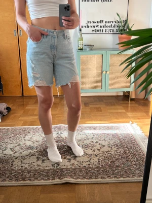 Levi’s 90s shorts - Levi’s 90s shorts i W 25. Knappt använda. Ursprungspris 700:-