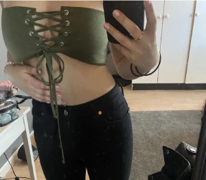 Topp - Bandeautopp från bikbok med snörning fram. Knappt använd