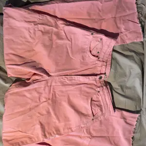 Säljer dessa rosa jeans från Gina Tricot. Är sparsamt använda. Säljer pga för stora för mig💗💗