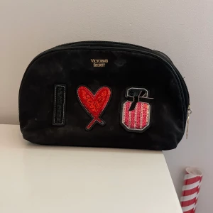 Victoria secret necessär - Väl använd därav priset (inte trasig). 🖤🖤 
