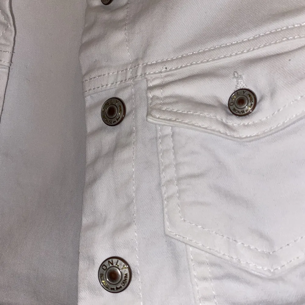 En vit fin jeansjacka som aldrig blivit använd. Storlek 34. Pris kan diskuteras. Jackor.