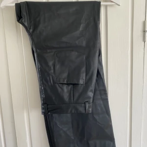 Skinnbyxor  - Skinnbyxor från madlady i str M och använts fåtal gånger. Fina vida raka ben och skönt material. Ordinarie pris 649kr