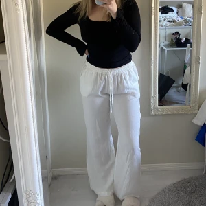 Linnebyxor vita - Vita linnebyxor från Nelly säljes pga köpte fel storlek och har nu köpt nya, använda en gång - nyskick! Köparen står för fraktkostnad🤍