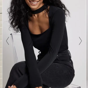 Tröja med inbyggd krage - En svart långärmad tröja med inbyggd krage som är i så skönt material. Det är storlek M på tröjan men jag skulle säga S-L passar eftersom det är ett strechight material på tröjan! Tröjan har aldrig använts vilket är synd (prislapp kvar)