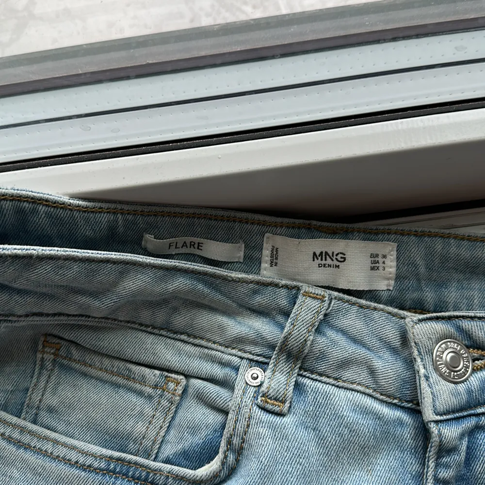 Blåa jeans ifrån MNG, strl 36 passar om man är ca 165 cm lång! Fint skick är dem. Hål på knäna . Jeans & Byxor.