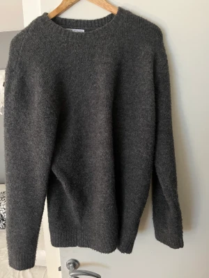 Stickad tröja  - Grå stickad tröja från Zara. Strl L
