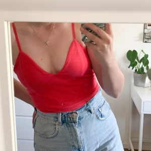 Body  - Body från BikBok som blivit liggande i garderoben. Oanvänd med prislapp kvar! Köparen står för frakten och pris kan diskuteras vid snabb affär❤️ 