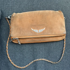 zadig väska - orange väska från zadig i stora storleken, välanvänd men frf fin, man får med långa och korta kedjan, betalning sker endast via swish 