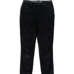 Svarta, tighta jeans med hög midja. Cubus modell ”high waist Hannah”. 