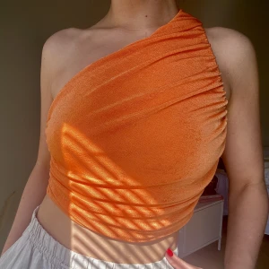 Topp perfekt skick!  - One shoulder topp i perfekt skick! 