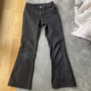 Säljer ett par jätte fina butcut jeans ifrån hm❤️Säljs pga att dom är lite för korta köpta från Plick💗 (BILD TAGEN)