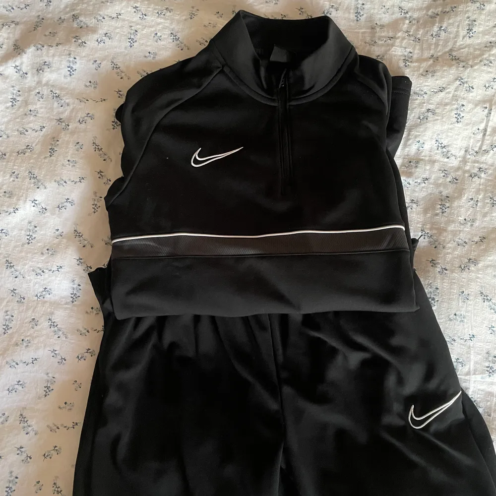 Halloj!  Nike dress i storlek medium, precis som rubriken lyder. Vill du se bra ut även när du tränar? Eller bara bära för bekvämlighetens skull?  Då är det här den rätta dressen för dig.  Plick it home!  ✌️. Hoodies.