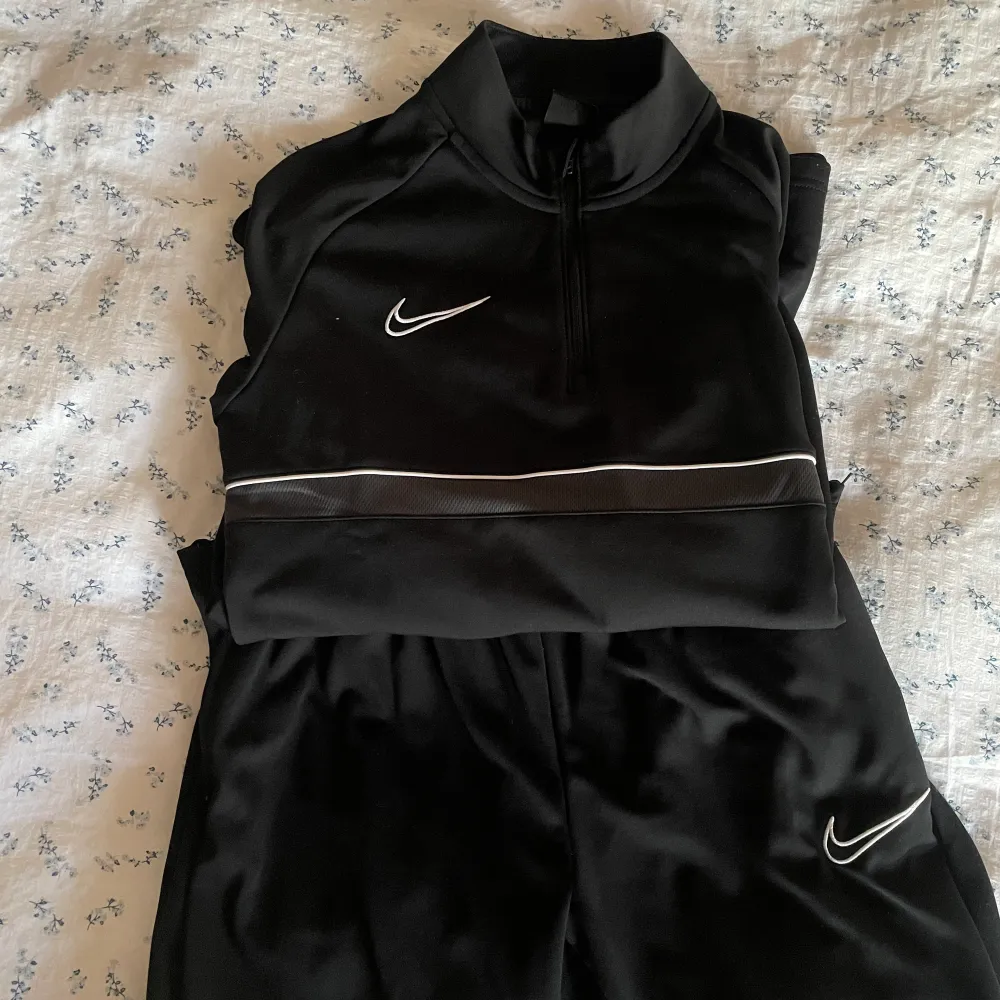 Halloj! Nike dress i storlek medium, precis som rubriken lyder. Vill du se bra ut även när du tränar? Eller bara bära för bekvämlighetens skull? Då är det här den rätta dressen för dig. Plick it home! ✌️. Hupparit & Collegepaidat.
