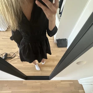Zara klänning - Jättesöt klänning från ZARA! Bekväm, sitter snyggt och jättebra skick! Får bara inte användning för den❤️ Hör av dig för fler bilder eller frågor