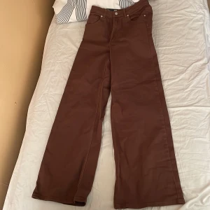Wide High waist twillbyxa - Oanvänd byxor, vida ben. Kontakta om du har frågor.