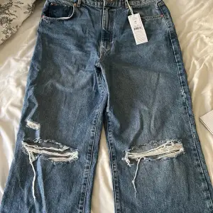 Ett par slitna Idun wide jeans köpta förra året men aldrig använt pga för stor storlek, även prislapp finns kvar. Strlk 44 från Gina tricot.