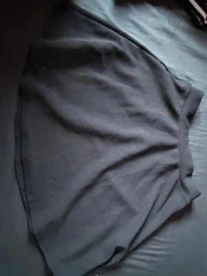 Svart kjol från shein  - Simpel svart kjol från shein  Strl M