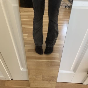 Lab Jeans - Hej Jag säljer dessa jeans ifrån Lab. De är väldigt fina men tyvärr för små. Det är ett stretchigt jeans material och de är väldigt sköna.⚡️