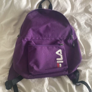 Fila väska  - Lila fila väska med ytterfack och innerfack 