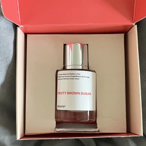 mon paris YSL - säljer min mon paris YSL ”dupe” från det amerikanska märket dossier. luktar EXAKT som originalet som kostar 1065 för 50ml, skriv vid frågor! 💓💓🧸🧸🧸🧸 endast testad