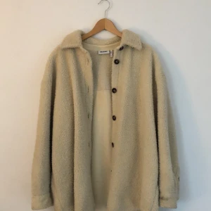 Teddyjacka - Gosig Teddy jacka från weekday perfekt till både hösten, vintern och början på våren! Köpt på weekday för ungefär 500, säljer för 250 och den är i storlek S men oversize.