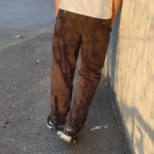 Svarta jeans  - Tre par svarta jeans i storlek medium i hyfsad bra skick, alla tre jeans är exakt likadana från Dressmann. Jeansen är av mediumstorlek, vilket innebär att de passar en person med en midjemått på cirka 32-34 tum och en längd på cirka 30-32 tum.