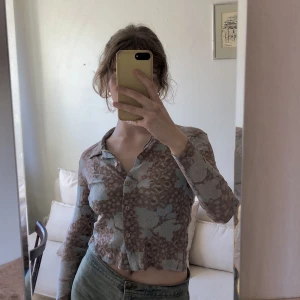 Mesh skjorta - Ljusblå o mörkbeige mesh skjorta från sisters point. Strl M, passar S-M