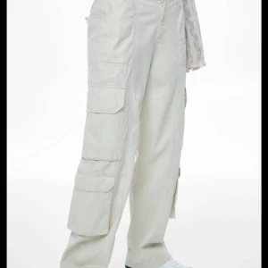 Cargopants pull&bear - Helt nya vita cargo byxor från pull and bear i storlek 34. Pris kan diskuteras☺️(som första bilden fast vita) 