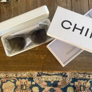 Chimi glasögon - Chimi glasögon i modellen 07 grey. Köpta förra sommaren, nypris ligger runt 1200. Okej skick, dem är sparsamt använda bortsett från två stycken repor som är i båda glasen (bild 3), kan uppfattas som störande då man kan se dem i glaset. Därav priset! 