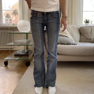Lågmidjade jeans - Så så snygga lågmidjade jeans med knappar på sidan!! Midjemått 76 cm och innerbenslängd 77 cm💞💞💞