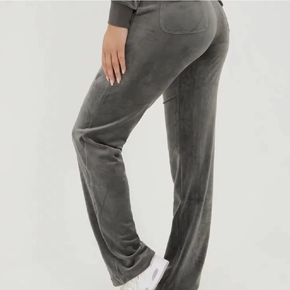 Säljer mina Juisy byxor då dom inte längre kommer till användning💕vill sälja snabbt så pris kan diskuteras . Jeans & Byxor.
