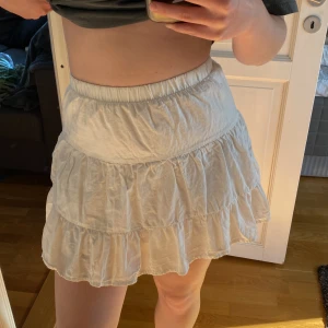 Vit kjol - Vit volangkjol från Bershka✨ I fint skick och perfekt för sommaren🌴