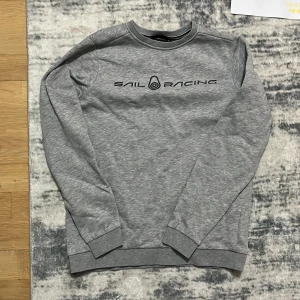 Sail Racing Tröja Säljes - Säljer en Sail Racing långärmad, tröjan har inga fläckar, hål eller andra skador. Storleken på tröjan är 160 i barnstorlek. Kom dm vid intresse! Mvh Kevin.