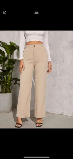 Kostymbyxor - fina beiga kostymbyxor, enbart använda en gång vid brorsans konfirmation💞