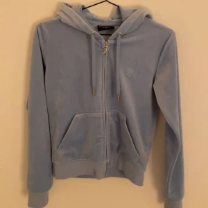 Juciey tröja💙 - Säljer min juciey couture tröja som tyvärr inte kommer till användning. Köpt föra sommaren och är super lite använd, så är i super bra skick 🫶🏻☺️Köpt för 1200kr och säljer för 850kr(priset går att diskuteras)