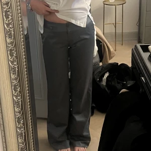 Lågmidjade kostymbyxor  - Jätte fina utsvängda kostym byxor som är lågmidjade, jag är 1,67